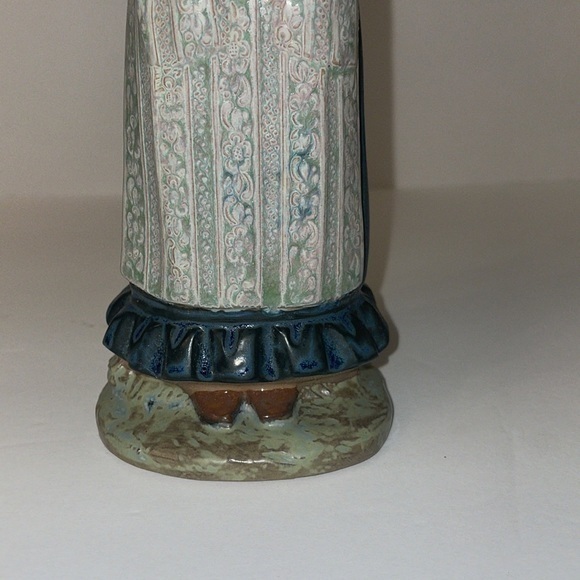 Vintage Nao Lladro Porcelain "Girl with her hands‎ in apron" 1982 - Picture 2 of 6